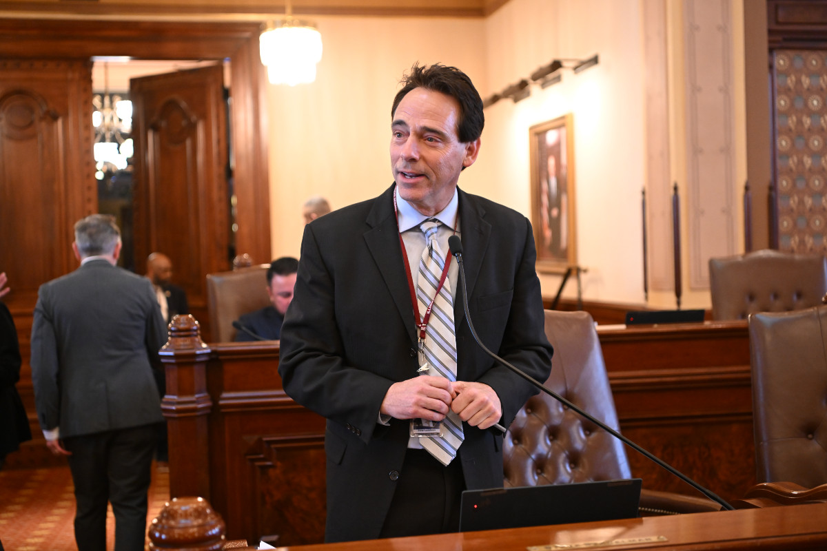 State Senator Steve Stadelman speaks on the Senate floor