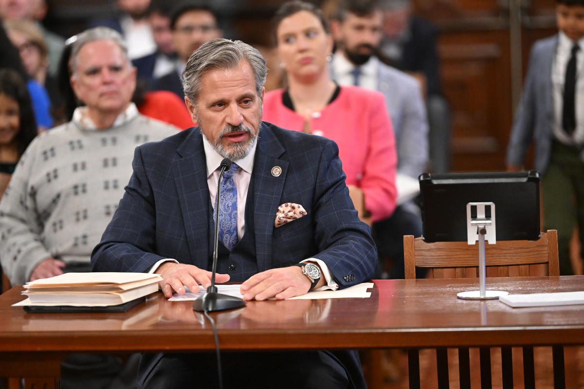 (Photo) Sen. Martwick testifies in the Senate Executive Committee