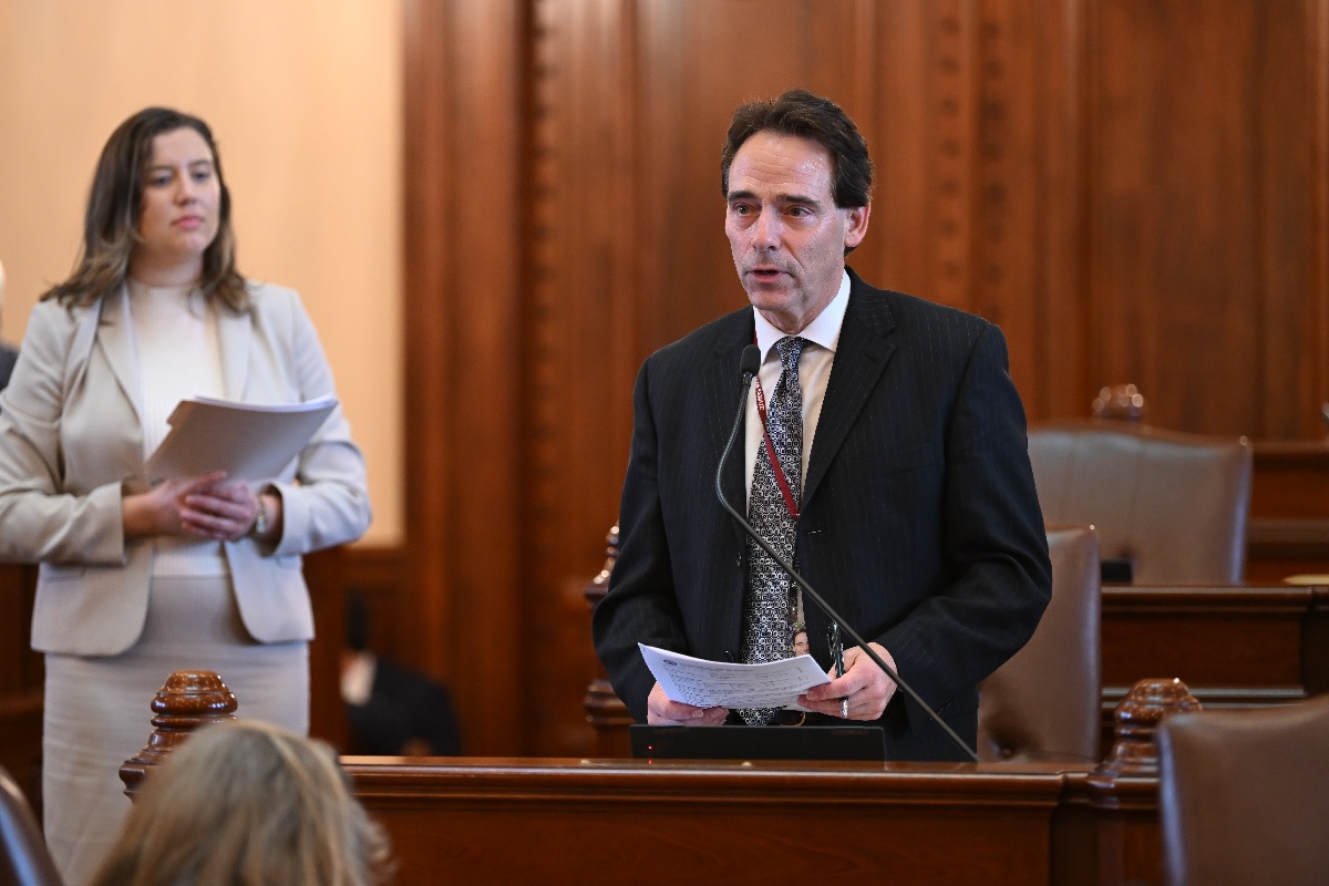 State Senator Steve Stadelman speaks on the Senate floor