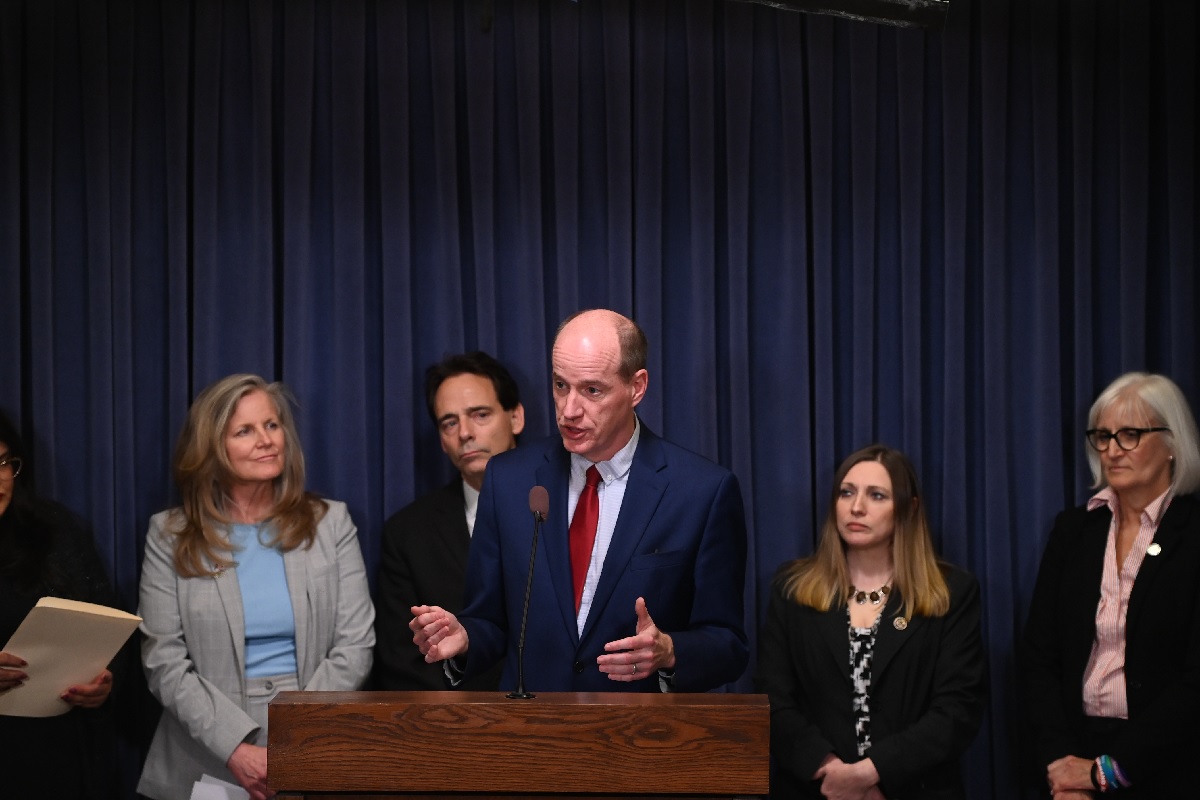 Illinois Senate Democrats pass nation-leading AI safety and privacy package