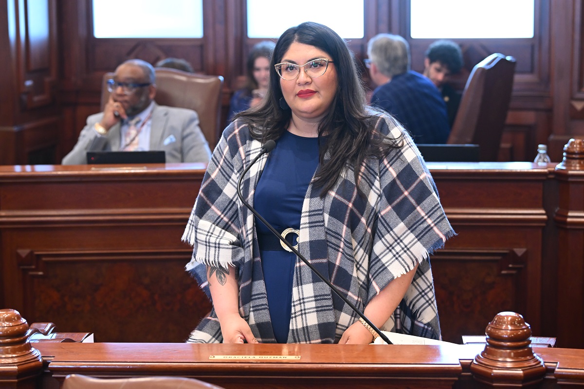 (Photo) Sen. Guzmán addresses the Senate