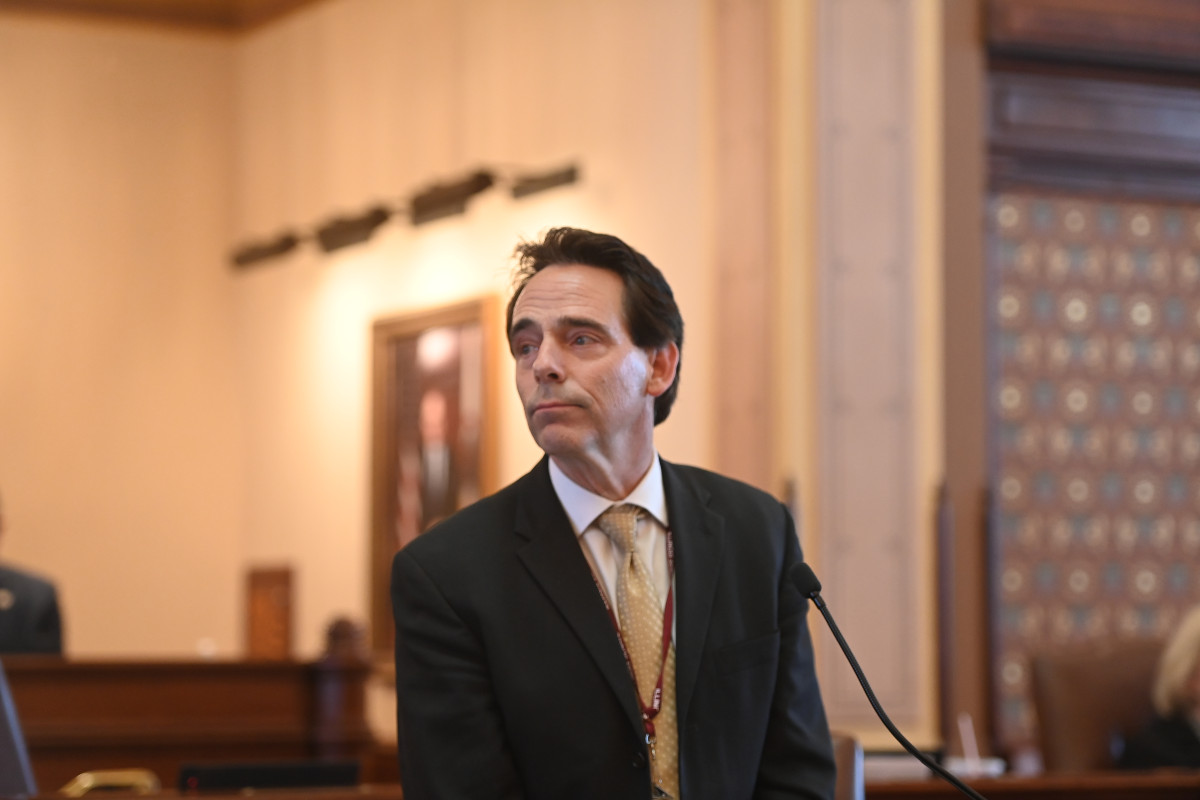 (Photo) Sen. Stadelman addresses the Senate