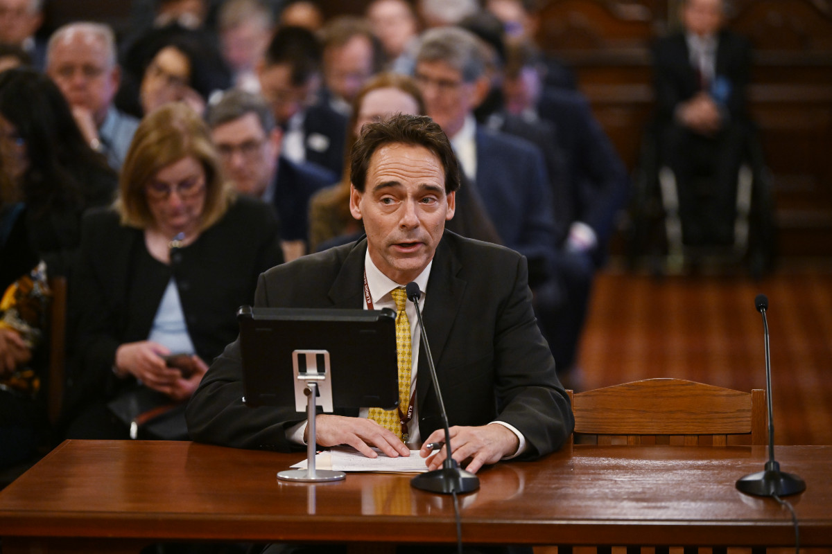 State Senator Steve Stadelman speaks in a committee