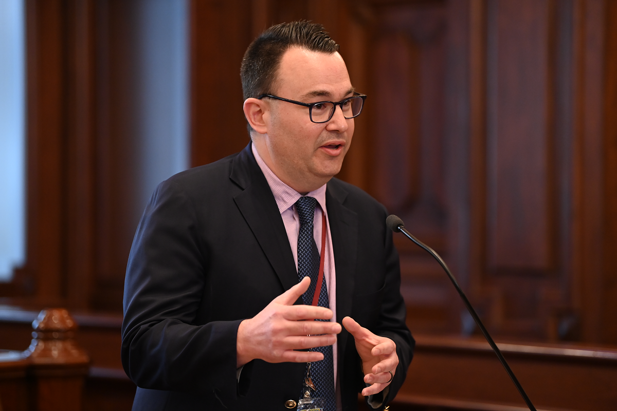 Senator Porfirio speaks on the Senate floor. 